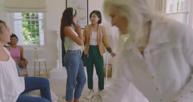 Balayı süitine giriliyor, çeşitli kadın gelin partileri gelinlik bulmak için askıdan elbise seçiyor. Nedime, çevre, kutlama, tarz, zarafet, arkadaşlık, moda