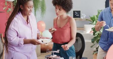 Çeşitli iş arkadaşları modern ofiste doğum gününü kutluyorlar, tabak, pasta dilimi ve balon tutuyorlar. Kutlama, takım çalışması, mutluluk, neşe, ofis, dostluk, şenlik