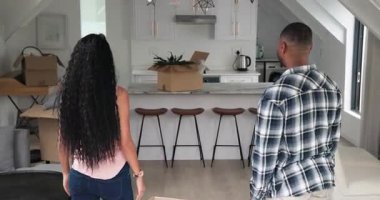 Kutuları taşıyan, bavulları açan, kucaklaşan, selfie çeken açık planlı ev tipi çiftlere taşınmak. Çağdaş, yaşam tarzı, iç mekan, minimalizm, mutluluk, konukseverlik, aile