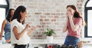 Hamilelik haberlerini duyunca, çeşitli kadın arkadaşlar mutfakta tepki göstererek şişkinlik ve ultrasonu ortaya çıkardılar. Arkadaşlık, kutlama, sürpriz, neşe, annelik, aile, bağ