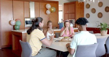 Çeşitli arkadaş grupları yemek masasında oturup muhabbet ve içkinin tadını çıkarıyorlar. Arkadaşlık, sosyalleşme, çeşitlilik, toplanma, kutlama, eğlence