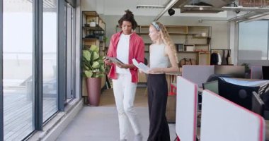 Çeşitli çiftler modern ofis alanında yeni bir işe başlıyorlar. Tablet tutuyorlar ve heyecanlılar. İş, kariyer, mutluluk, takım çalışması, modern, ofis, teknoloji