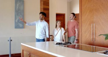 Partide, gündelik sohbetler, modern mutfaktaki arkadaşlar rahatça sohbet ediyorlar. Arkadaşlık, iletişim, yaşam tarzı, bağlanma, boş zaman, birliktelik.