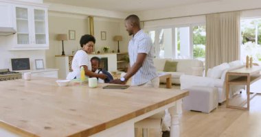 Aile, parlak ev alanının tadını çıkarıyor, akıllı telefon kullanıyor ve sırt çantası taşıyor. aile, modern, aydınlık, etkileşim, sıcaklık, yaşam tarzı, dekor, sükunet, ferah