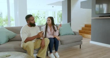 Çeşitli çiftler modern oturma odasında yıldönümlerini kutluyorlar, ellerinde bardak ve gülümsüyorlar. Yıldönümü, kutlama, çiftler, tost, modern, rahatlama, neşe, ortam