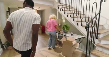 Çeşitli arkadaşlar kutuları açıyor ve modern evlerde sohbet ediyor, yeni yerlerin tadını çıkarıyorlar. Taşınma, taşınma, arkadaşlık, iletişim, yaşam tarzı