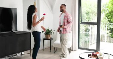 Çeşitli çiftler, oturma odasında kırmızı gül ve nişan yüzüğüyle selfie çekiyorlar. Romantizm, şefkat, kutlama, mutluluk, samimiyet, modern, samimi