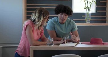 Genç ve çeşitli çiftler evde birlikte içki içiyorlar, gülümsüyorlar ve mutlu bir şekilde sohbet ediyorlar. mutluluk