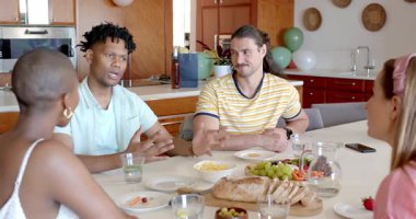 Mutfak planlama partisinde arkadaşlar, hevesle ve odaklanarak fikirleri tartışıyorlar. Arkadaşlık, toplanma, beyin fırtınası, yaratıcılık, heyecan, işbirliği