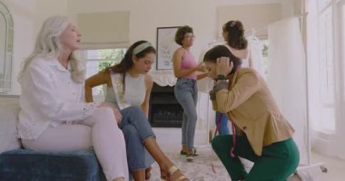 Üst düzey anne ve Çinli gelin prova odasında ayak ölçme danışmanı olarak sandaletleri deniyorlar. Aile, zarafet, moda, zanaat, kutlama, tarz, aksesuarlar.