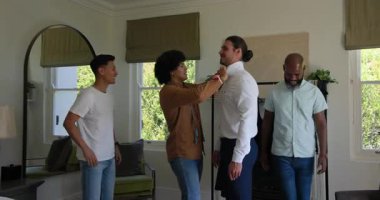 Müşteri geldikten sonra, çeşitli terzilik takımları boyunluk takıyor, kravatı prova odasına göre ayarlıyor. Profesyonel, moda, zarafet, işçilik, kişiselleştirme, tımar, tarz