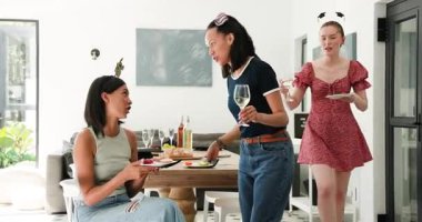 Çeşitli bayan arkadaşlar evde yemek masasında toplanıyor, bağ kurarken aperatifleri ve şarabı paylaşıyorlar. Sosyalleşme, kutlama, sıradan, köylü, neşeli, arkadaşlık, birliktelik