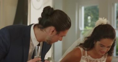 Bir çift düğün resepsiyonunda kadeh tokuştururken gelinin neşeli konuşmasından sonra flüt tokuşturuyor. Kutlama, birlik, zarafet, romantizm, neşe, sofistike, olay