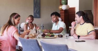 Partide, arkadaşlar yemek masasında sohbetin ve abur cuburların tadını çıkarıyorlar. Sosyalleşme, birliktelik, bağlanma, kutlama, konukseverlik