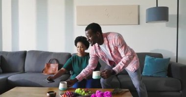 Arkadaşlar evdeki rahat oturma odasındaki kanepede kahve içip sohbet ediyorlar. Çeşitlilik, dostluk, rahatlama, rahatlık, gündelik, bağlanma