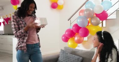 Çeşitli bayan arkadaşlar evlerinde doğum günü hediyelerini değiş tokuş ederek akıllı seğirme sürprizini ortaya çıkardılar. Kutlama, dostluk, sürpriz, neşe, modern, samimi, lüks