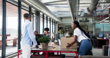 Modern ofis içi kurdele kesimine katılan çeşitli iş arkadaşları karton kutunun yanında sohbet ediyorlardı. İşbirliği, diyalog, takım çalışması, modern, profesyonel, ağ oluşturma, kutlama