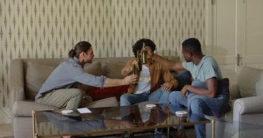 Bira ikram ediyor, çeşitli erkek arkadaşlar şişe dağıtıyor, notlar yazıyor, kahkahalarını oturma odasında paylaşıyor. Zayıflık, dostluk, rahatlama, tartışma, arkadaşlık, samimiyet, iletişim.