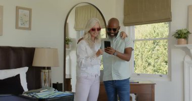 Yatak odasından çıkarken, çeşitli üst düzey çiftler telefonlarının fotoğrafını çekiyorlar ve pasaportlarını bavullarına koyuyorlar. Romantik, macera, keşif, seyahat, arkadaşlık, nostalji, yaşam tarzı