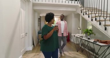 Modern ev koridorlarında, çeşitli çiftler kahve içip sohbet ediyorlar. Yaşam tarzı, sohbet, rahatlama, evcil, sıradan, iç mekan