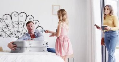 Aile gezisi hazırlığı baba bavulunu hazırlarken çocuk gibi giyiniyor ve anne giriyor, çıkıyor. Macera, seyahat, toplanma, birliktelik, seyahat şehveti, tatil, yaşam tarzı.