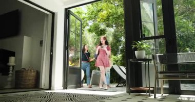 Sürgülü kapı açılıyor, çeşitli bayan arkadaşlar fuayeye güneş şapkalarıyla girip selfie çekiyorlar. Tatil, eğlence, arkadaşlık, açık hava, gündelik, güneşli, yaşam tarzı