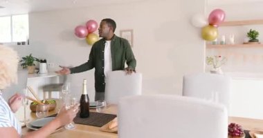 Çeşitli arkadaşlar evdeki yemek masasının etrafında toplanıp eğleniyorlar. Kutlama, akşam yemeği, birliktelik, bağlanma, sohbet, yaşam tarzı