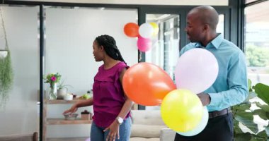Afrika kökenli Amerikalı iş arkadaşları ofiste doğum günü kutluyor, ellerinde balonlar ve gülümsüyorlar. Kutlama, doğum günü, iş yeri, eğlence, takım çalışması, modern, şenlikli