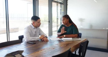 Çeşitli iş arkadaşları konferans odasında kurdele kesmeye katılıyor, tahta masadaki kalemle. İşbirliği, profesyonellik, bağlılık, beyin fırtınası, tartışma, modern, kurumsal