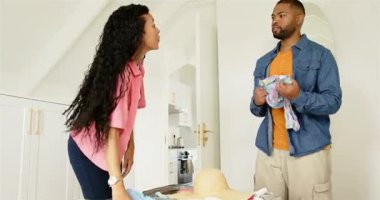 Çeşitli çiftler yatak odasına hasır şapka ve bavul yerleştiriyor, tablet teftişi yapıyorlar. Macera, seyahat, paketleme, tatil, yaşam tarzı, gündelik, boş zaman