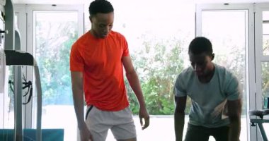 Genç erkekler evde kettlebell egzersizi yapıyor, spor salonuna, spor salonuna odaklanıyor. Spor, egzersiz, güç, eğitim, spor salonu, ekipman