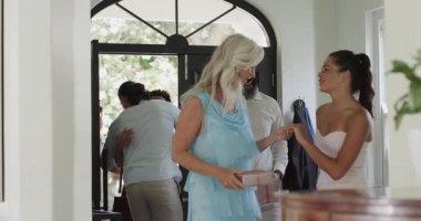 Kıdemli hostes ve altı konuk geliyor, selamlaşıyorlar, hediyeler veriyorlar ve avizenin altında toplanıyorlar. Konukseverlik, kutlama, zarafet, sosyal, mimari, sıcaklık, vesile