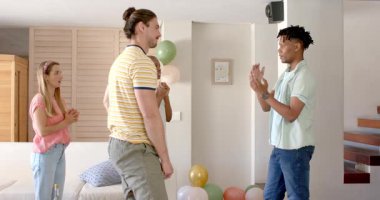 Arkadaşlar evde kutlama yapıyor, gülüyor ve neşeli parti atmosferinin tadını çıkarıyorlar. Kutlama, mutluluk, arkadaşlık, eğlence, sosyalleşme, kahkaha