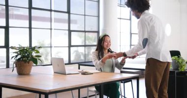 Ofisteki iş kadınına balonla süslenmiş pasta veren mutlu bir işadamı. Ofis partisi, eğlence, kutlama, iş, ofis ve iş ortamı kavramı.