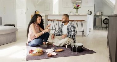 Afro-Amerikalı çift, yıldönümü afişini görünce kolye hediyelerini gösterip selfie çekiyorlar. Romantizm, kutlama, yakınlık, yaşam tarzı, modern, dekor, şefkat