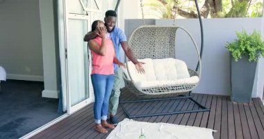 Afrika kökenli Amerikalı bir çift piknik düzenini ve yüzük teklifini gösteren sürgülü kapıdan güverteye çıkıyor. Romantizm, kutlama, mahremiyet, açık hava, yaşam tarzı, mutluluk, zarafet