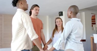 Partide, çeşitli arkadaşlar el ele tutuşuyor ve gülümsüyor, evde birlikte vakit geçiriyorlar. Arkadaşlık, birliktelik, bağlanma, mutluluk, grup, birlik