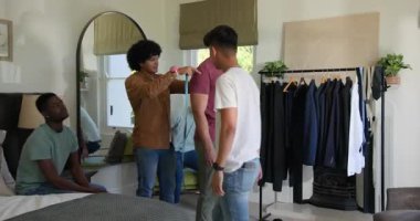 Bant ambalajını açan stilist, koli bandı, gözlük, eve donanma ceketi sığdıran. Moda, terzilik, tarz, erkek giyim, gardırop, tımar, iç mekan.