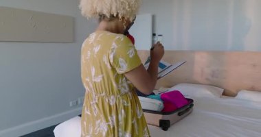 Çeşitli arkadaşlar yataklarına bavul topluyor, birlikte seyahat macerasına hazırlanıyorlar, evde. Tatil, hazırlık, arkadaşlık, yolculuk, kaçış, heyecan