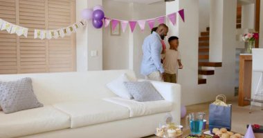 Evde doğum günü kutlaması, neşeli bir aile, parti dekorasyonları ve ikramlar. Kutlama, mutluluk, pasta, toplanma, eğlence