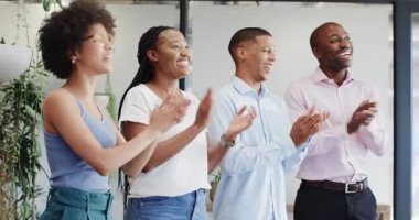 Çeşitli meslektaşlar modern ofis ortamında şenlik havası ve enerjiyle kutlama yapıyorlar. Kutlama, takım çalışması, ofis, katılım, birlik, neşe, işbirliği