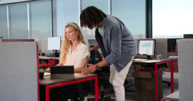 Çeşitli iş arkadaşları, ofiste başarıyı kutlamadan önce tablet üzerindeki verileri tartışarak grafiğin yükseldiğini görüyorlar. İşbirliği, takım çalışması, modernlik, iletişim, üretkenlik, yenilik, profesyonel