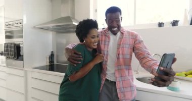 Video sohbeti, mutlu çift modern mutfakta selfie çekiyor, evde kaliteli vakit geçiriyorlar. birliktelik, yaşam tarzı, aşk, bağlılık, yerli ve teknoloji