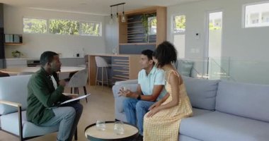 Modern yaşamda çocukların doğum günü partisinde çeşitli üçlü sohbetler, ellerinde pano ve su tutarak. Kutlama, tartışma, yaşam tarzı, çağdaş, arkadaşlık, toplantılar, nişan