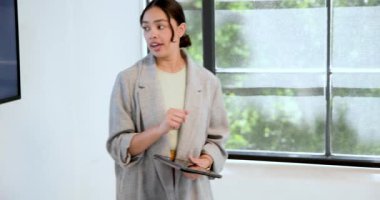 İş kadını, modern ofisteki konferans odasında iş adamına tablet sunumu yapıyor. İş, iş ve ofis ortamı kavramı.