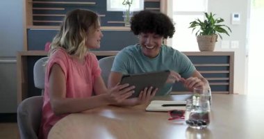 Evde online alışveriş yapmak için tablet ve kredi kartı kullanan genç bir çift. teknoloji, ödeme, kolaylık, satın alma, internet, dijital