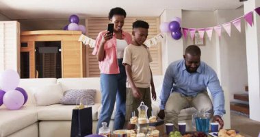 Aile evde dans ediyor, neşe ve kahkahalarla kutluyor. Kutlama, mutluluk, birliktelik, bağlanma, yaşam tarzı