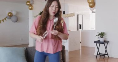 Afro-Amerikalı ve Asyalı arkadaşlar modern evde kızlar için bavul hazırlıyorlar. Pankart ve balonlarla. Arkadaşlar, toplanma, kutlama, modern, mutfak, olay, beklenti, macera