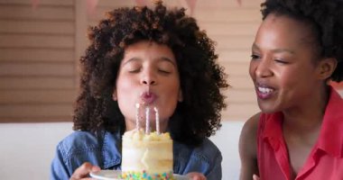 Çeşitli kadın çiftler evde balonlar ve dekorasyonlarla gülüp kutlama yapıyorlar. Kutlama, neşe, arkadaşlık, mutluluk, parti, kapalı alan