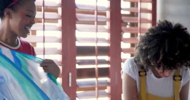 Renkli kumaş paylaşımı, Afrikalı Amerikalı kadınların mutluluğu kucaklaması. Arkadaşlık, birlik, tekstil, bağ, çeşitlilik